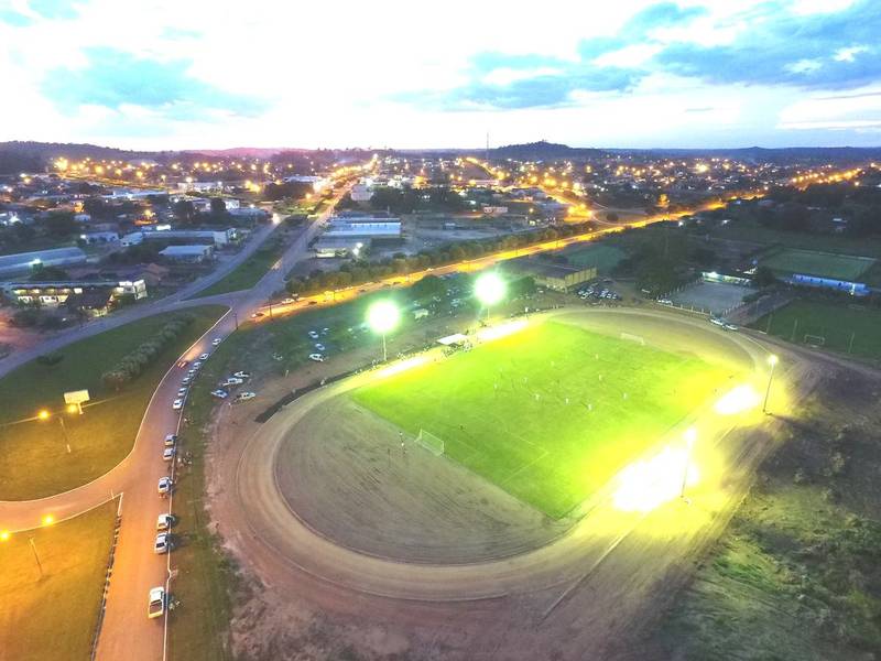Mini-estádio municipal iluminado, vista aérea noturna