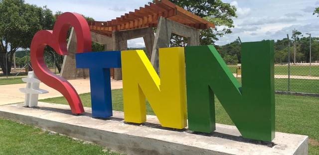 Letreiro TNN e pergolado na entrada do Parque Vale do Esperança