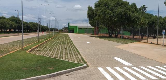 Estacionamento e vias de acesso do parque