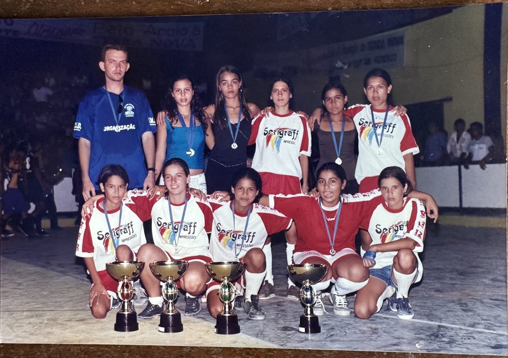 Valter Kuhn jovem, ao lado de um time esportivo patrocinado por sua empresa