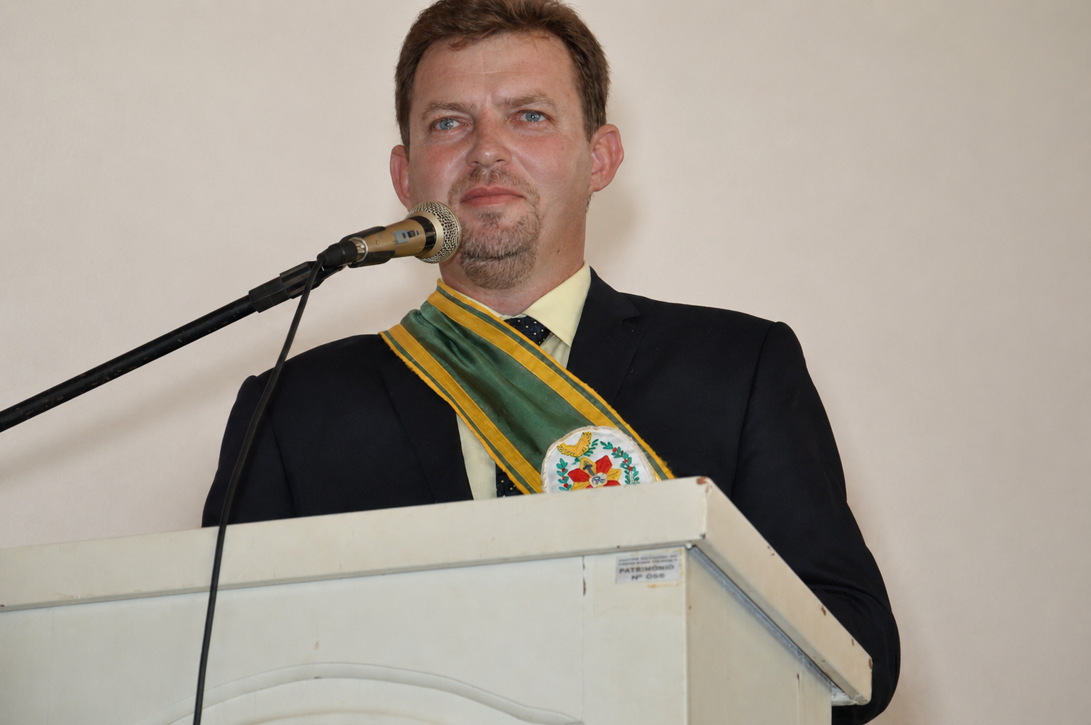 Valter Kuhn discursando com a faixa de prefeito de Terra Nova do Norte